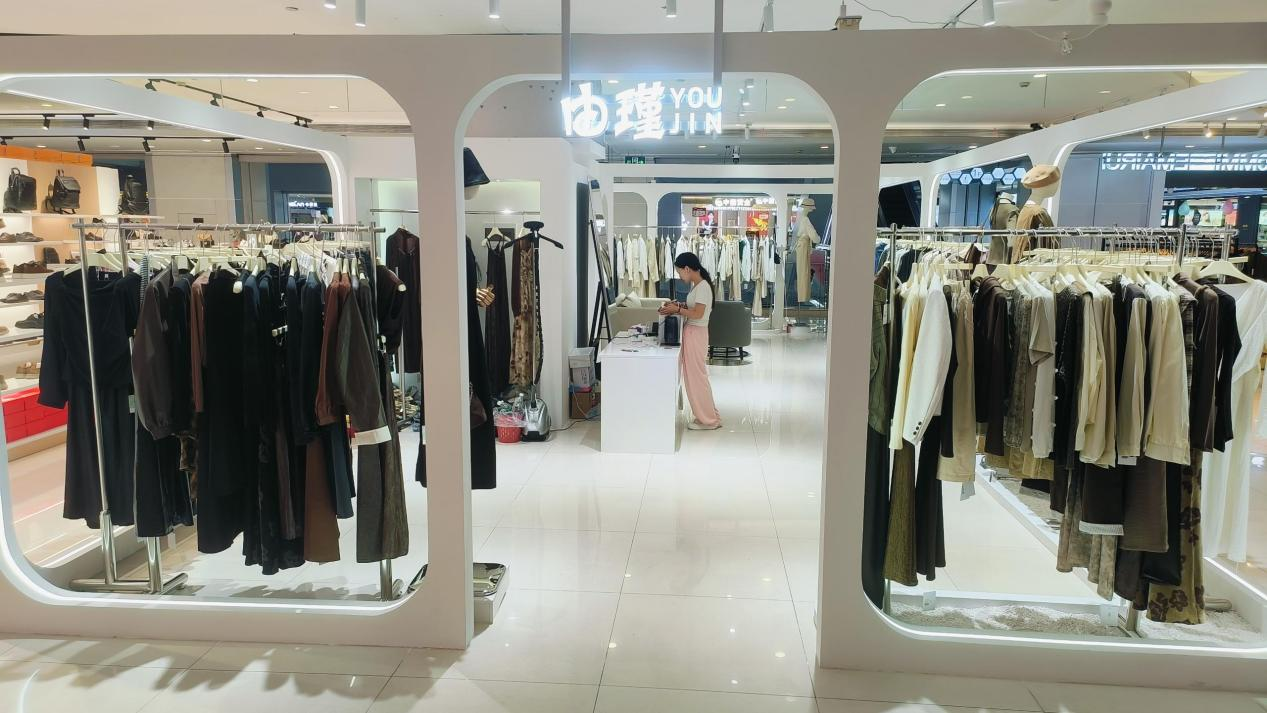 由瑾女裝在水晶城購(gòu)物中心開(kāi)業(yè)啦！