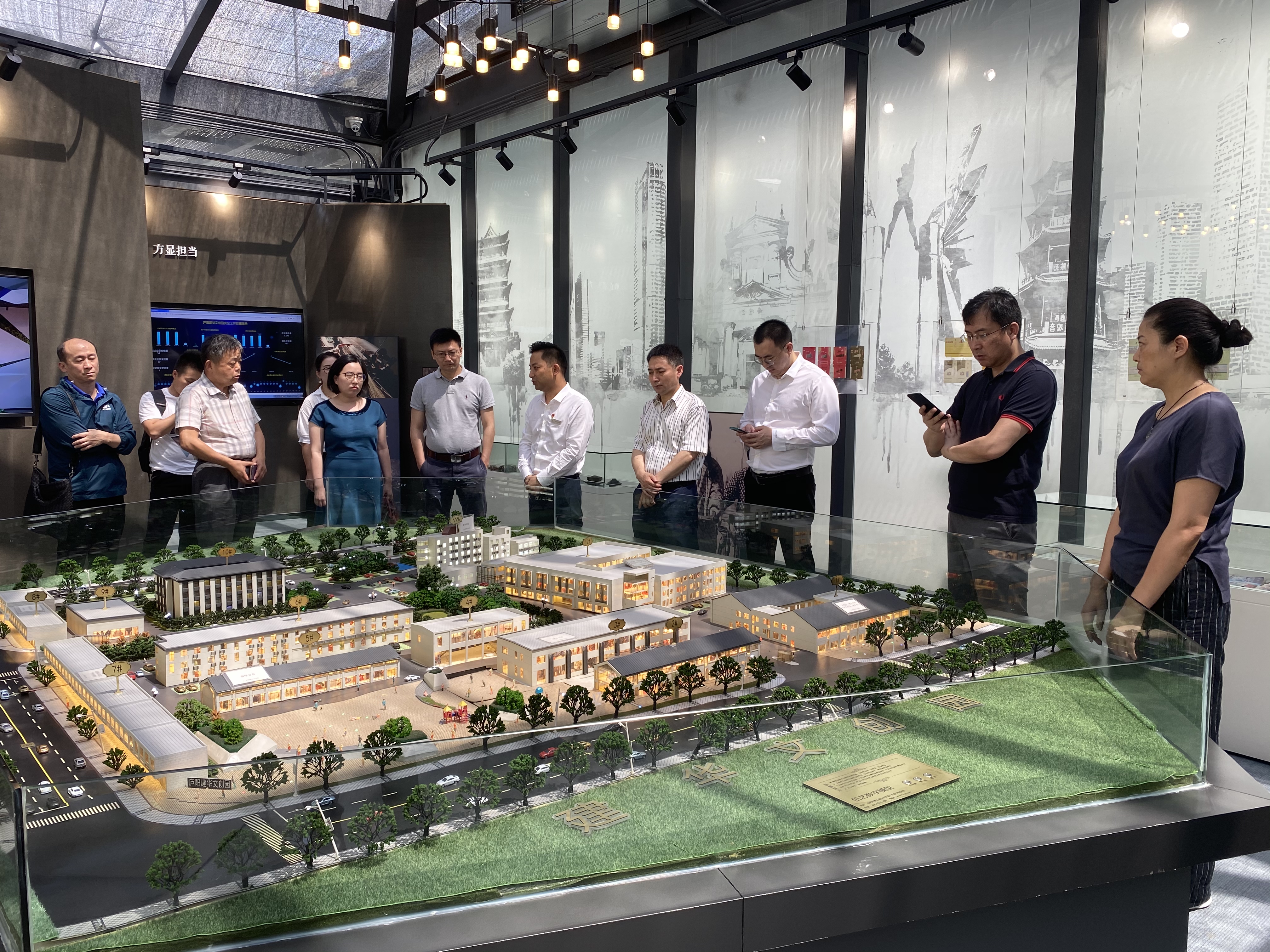 合肥市投促局副局長(zhǎng)胡亞斌 率來(lái)肥企業(yè)家蒞臨廬陽(yáng)建華文創(chuàng)園交流