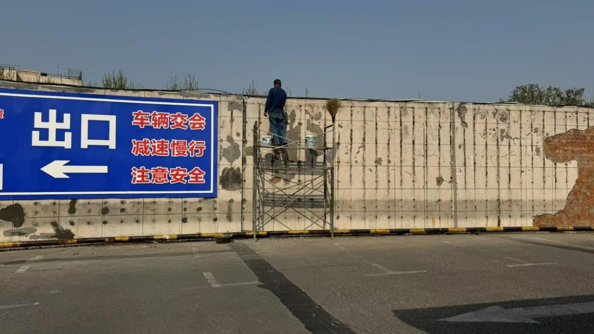 錢(qián)江商城三樓停車(chē)場(chǎng)墻開(kāi)展面修補(bǔ)工作