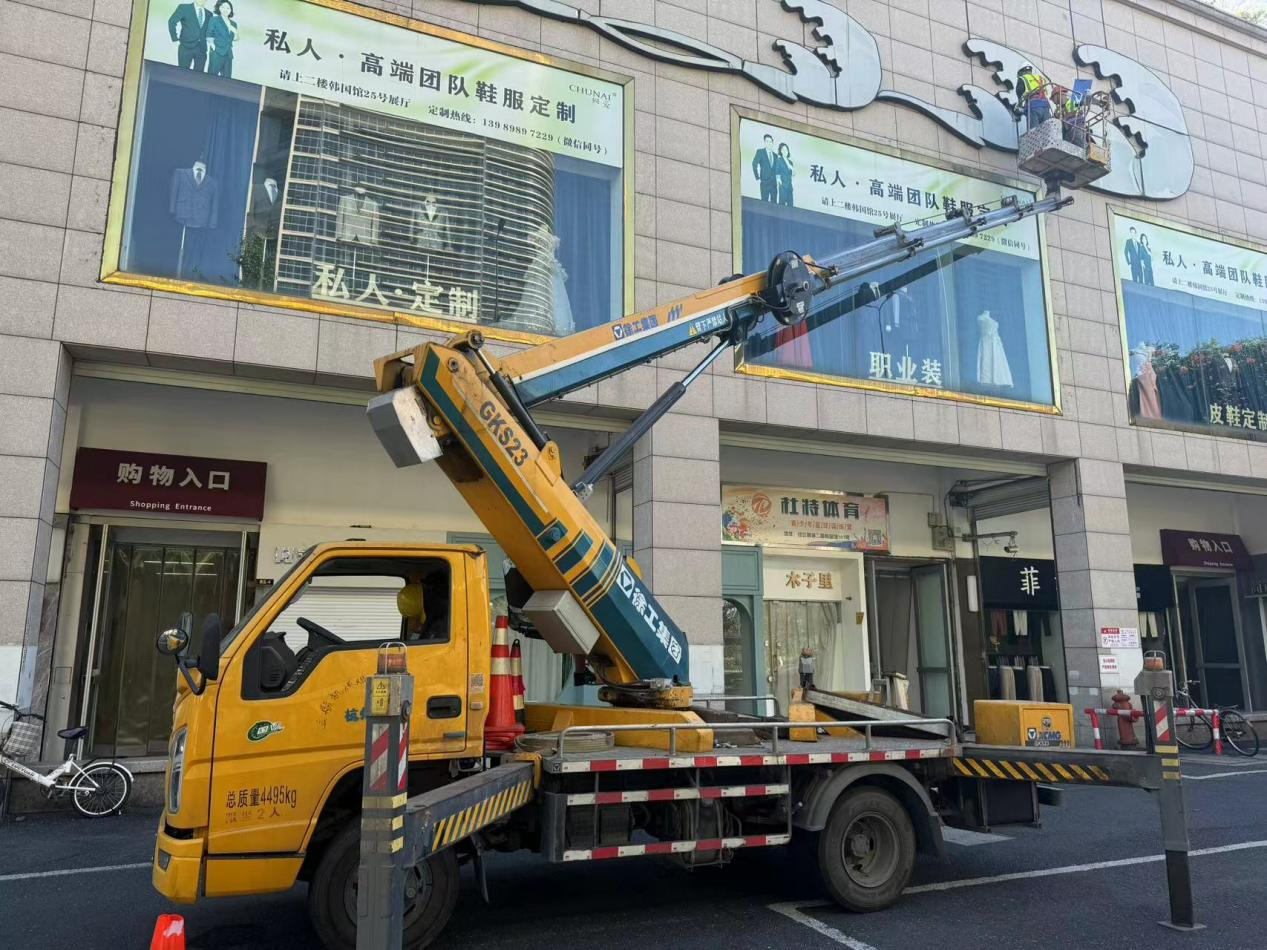 錢江商城開展戶外廣告安全檢測(cè)  筑牢頭頂“安全防線”