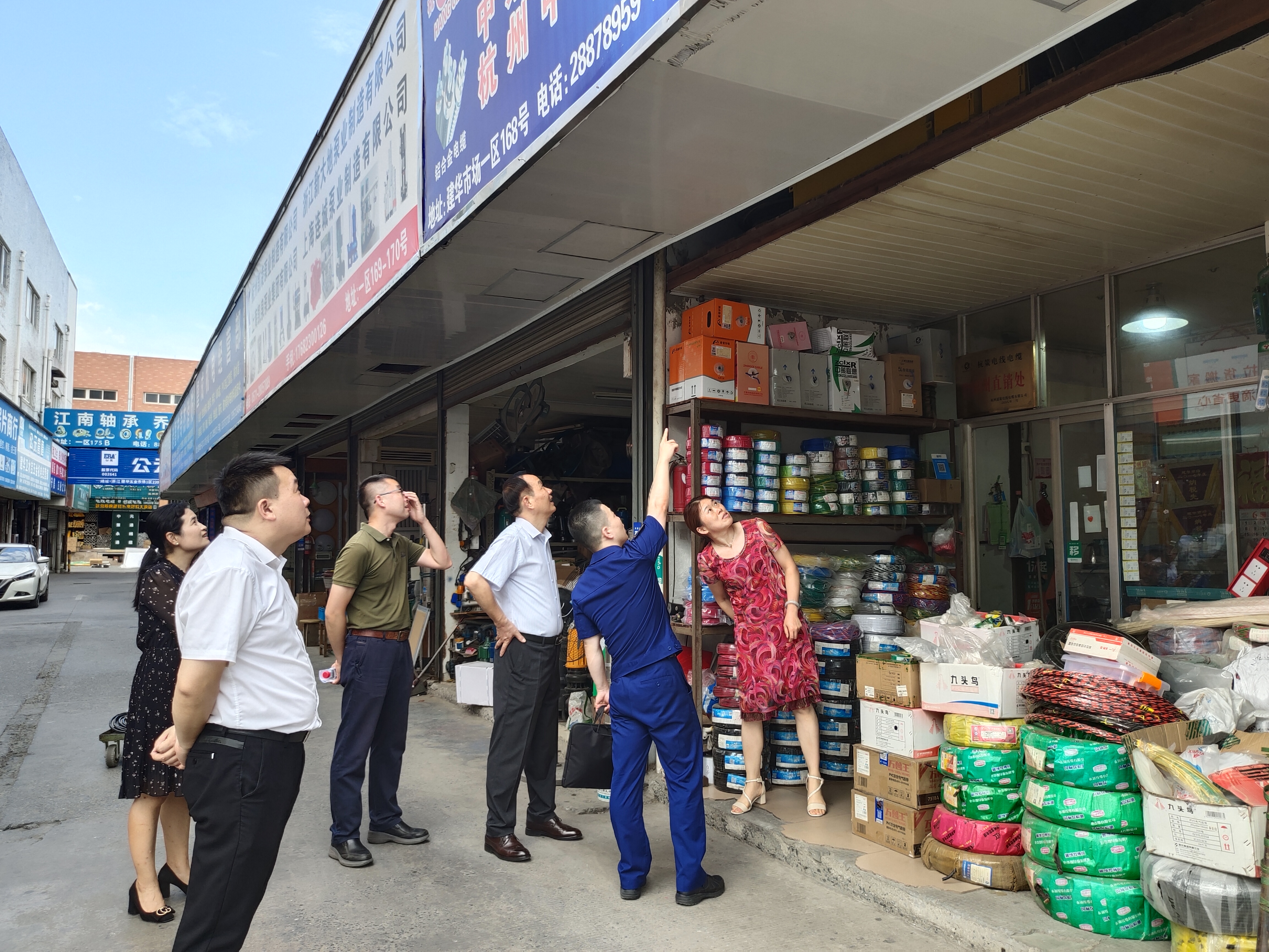 區(qū)消防大隊(duì)蒞臨建華市場(chǎng)開(kāi)展消防安全檢查