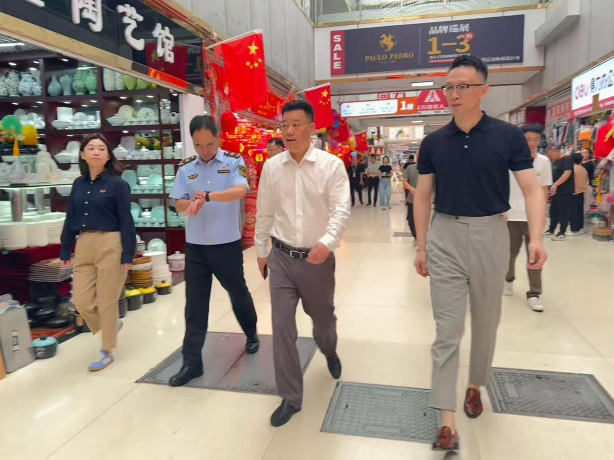沈建立副區長一行赴錢江商城開展節前消防安全與經營管理工作檢查指導