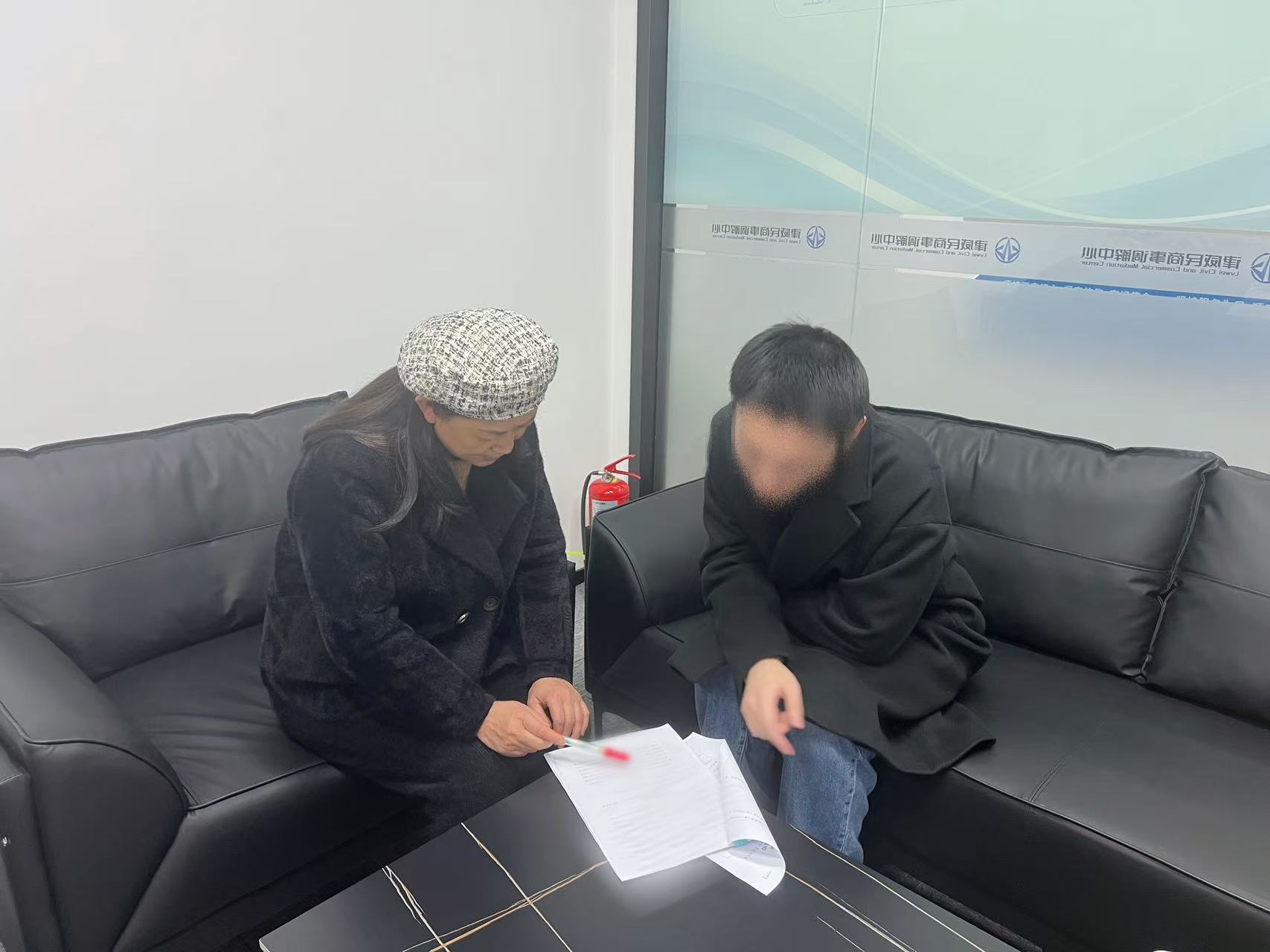 鄰里同窗債，“背靠背”調(diào)解顯溫情