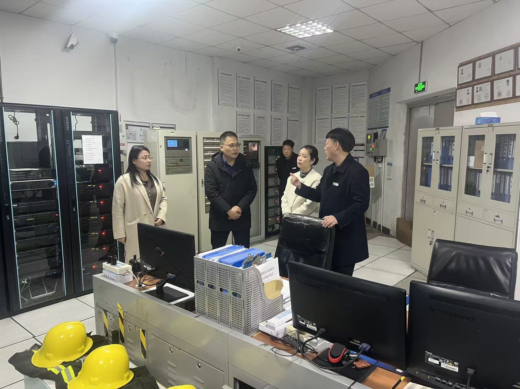 區商務局張紅權領導蒞臨水晶城檢查節前消防安全