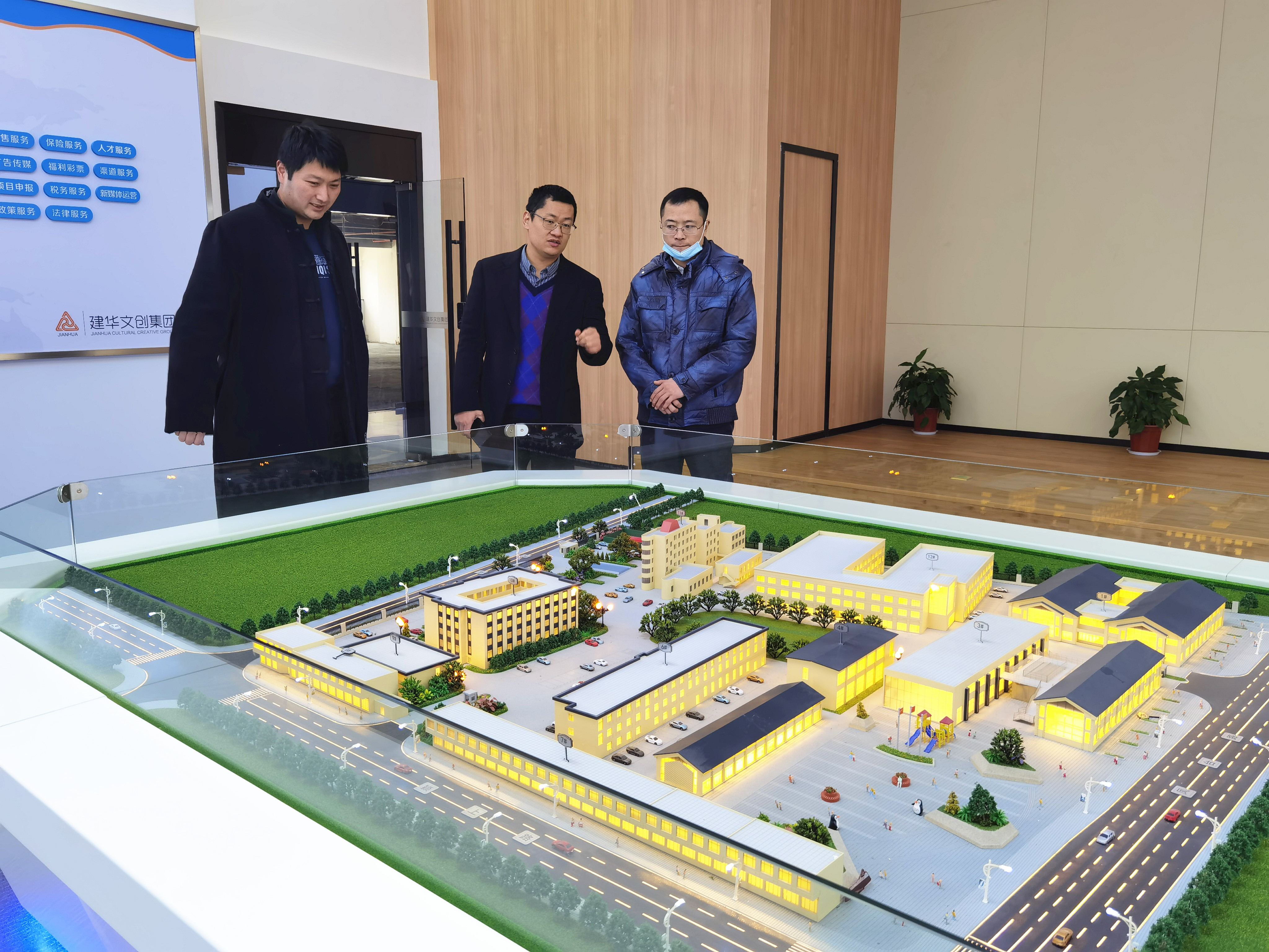 來鳳縣考察團蒞臨建華文創(chuàng)集團調(diào)研交流