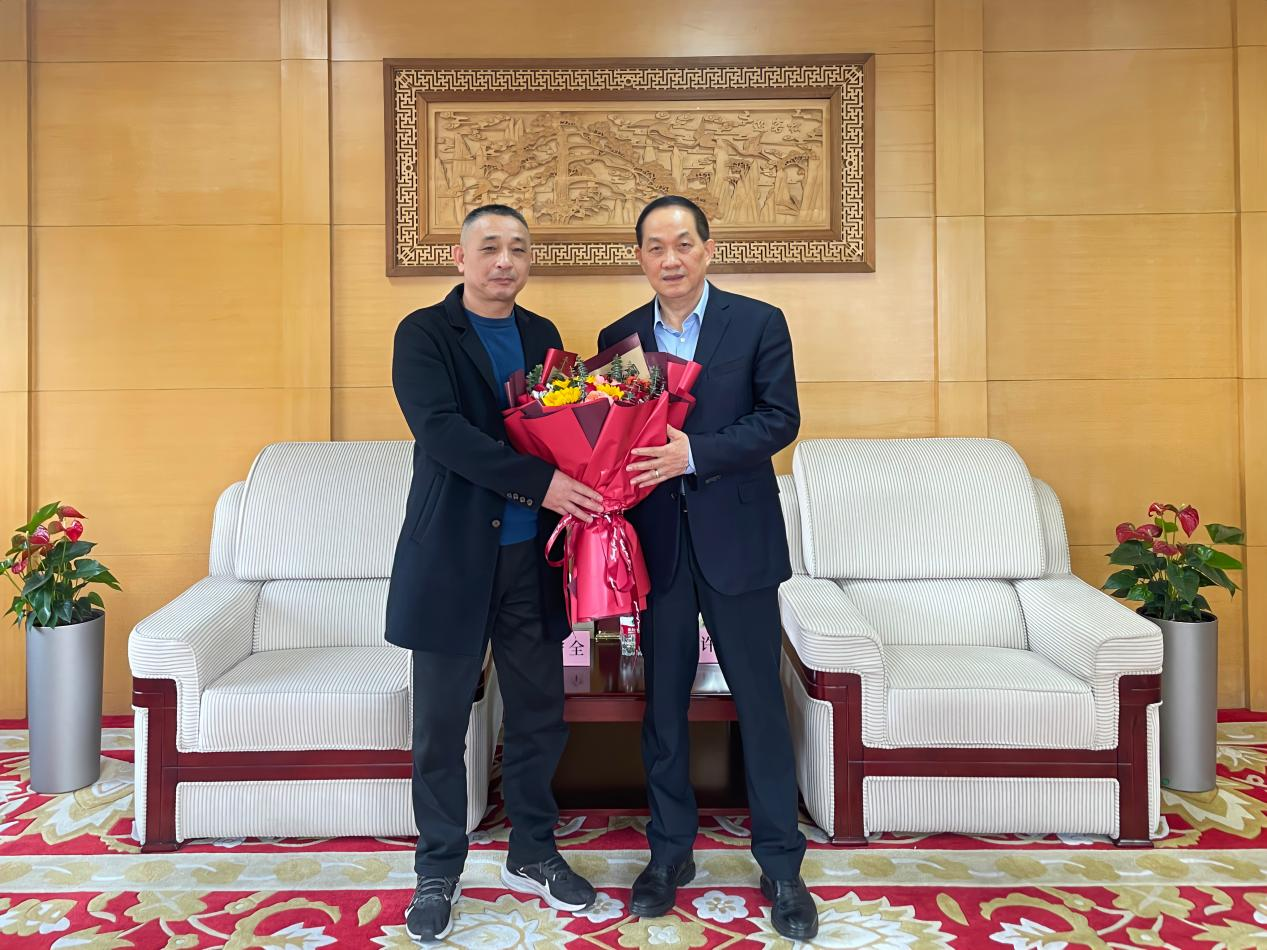 王守全主任慰問省級勞模許榮根——區總工會領導赴浙江建華集團開展新春走訪慰問活動