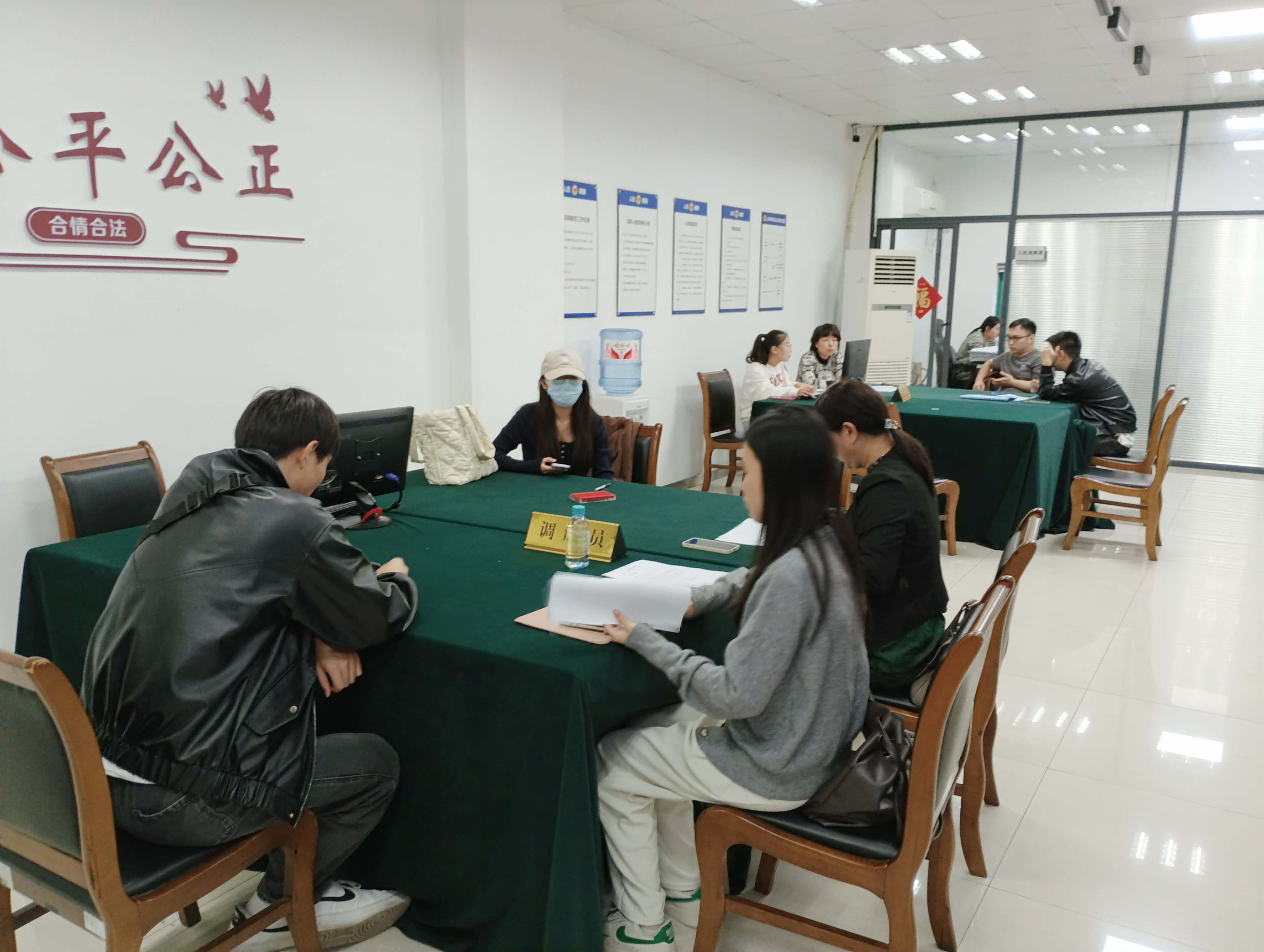 調解顯溫情，商業洪流中的信任與重生