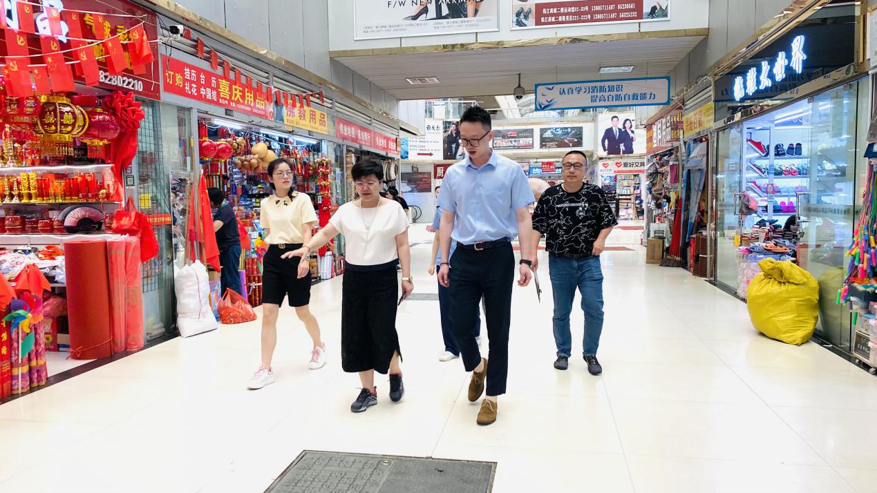 大關(guān)街道黨工委書(shū)記黃蘇萍走訪錢(qián)江商城 開(kāi)展安全生產(chǎn)檢查工作