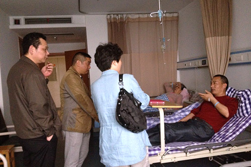 20140519慰問(wèn)生病職工 展現(xiàn)人文關(guān)懷.jpg