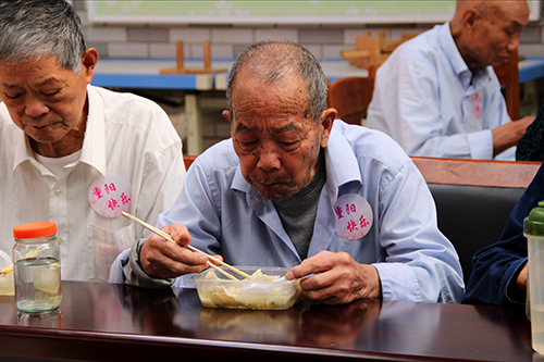 建華文創園黨支部團委走訪慰問七古登社區老人 (6).jpg